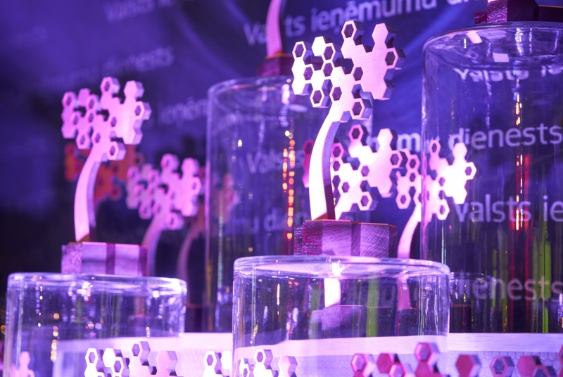 Nodokļu maksātāju gada balvu statuetes