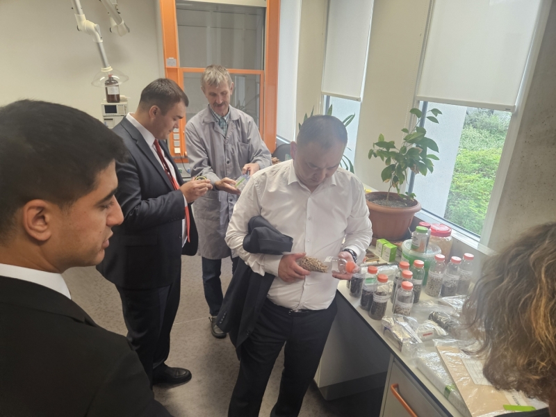 Centrālāzijas valstu muitas dienestu pārstāvji, apmeklējot Muitas laboratoriju