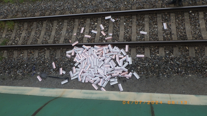 Uz dzelzceļa sliedēm izbērtas cigarešu paciņas 
