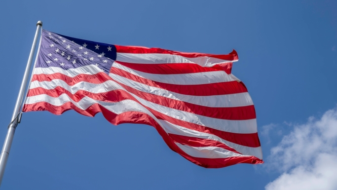 Plīvojošs Amerikas Savienoto valstu karogs