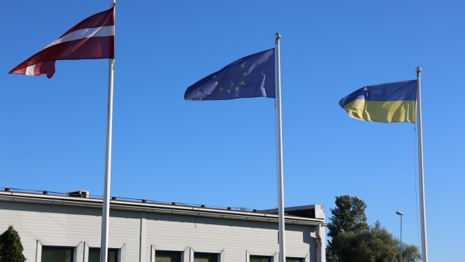 Latvijas, Ukrainas un Eiropas Savienības karogi plīvo mastos
