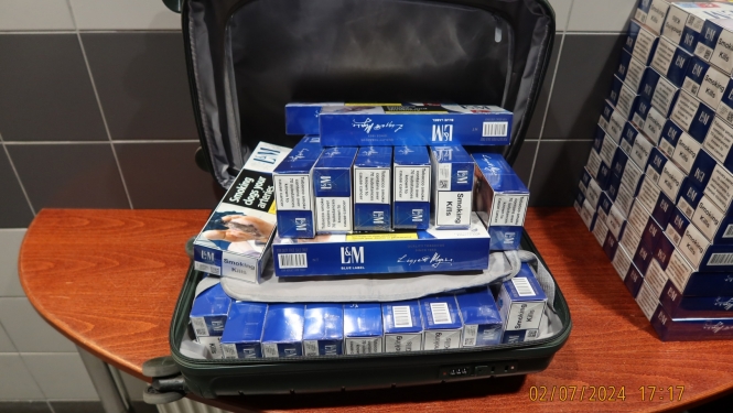 Kontrabandas cigarešu bloki atvērtā koferī 