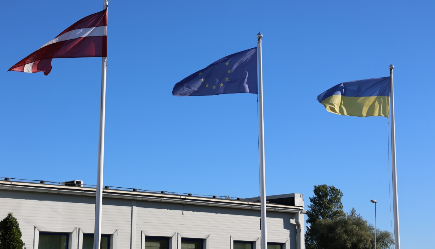 Latvijas, Ukrainas un Eiropas Savienības karogi plīvo mastos